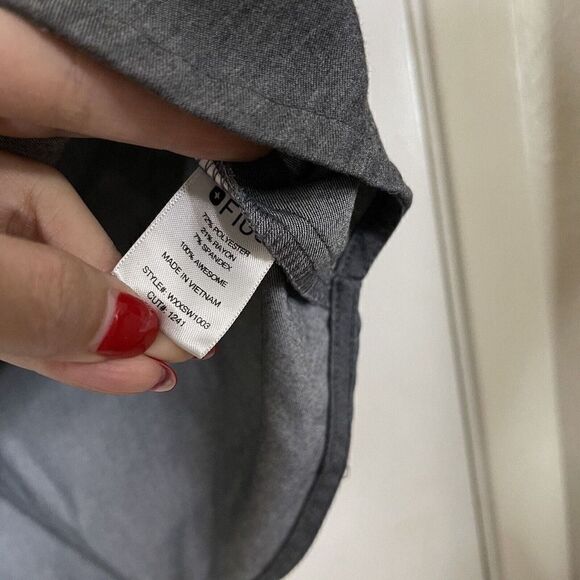 FIGS gray sleeveless technical scrub top size small - Picture 4 of 7